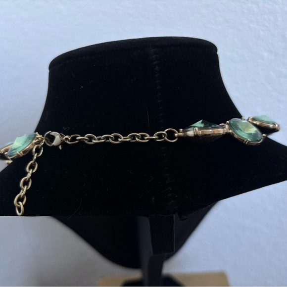 Elegant Green and Gold Tone Necklace - Picture 4 of 4